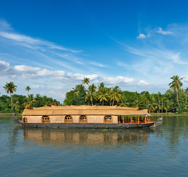 Casa flutuante em remansos de Kerala, Índia