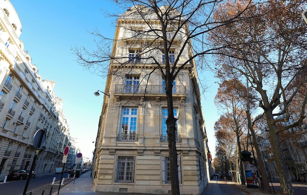 Casa francesa tradicional com varandas e janelas típicas Paris