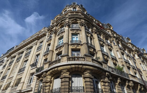 Casa francesa tradicional com varandas e janelas típicas Paris