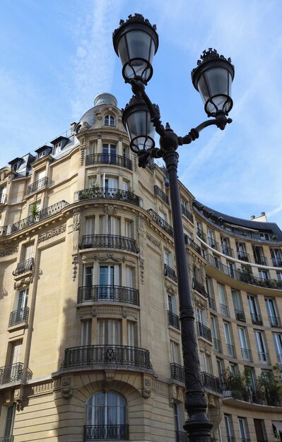 Casa francesa tradicional com varandas e janelas típicas Paris