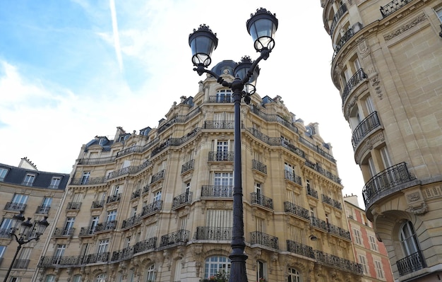 Casa francesa tradicional com varandas e janelas típicas Paris