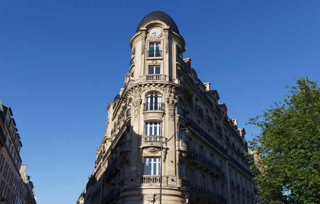 Casa francesa tradicional com varandas e janelas típicas Paris