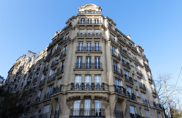 Casa francesa tradicional com varandas e janelas típicas paris