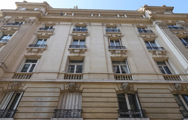 Casa francesa tradicional com varandas e janelas típicas Paris