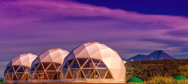 Casa de glamping en la puesta del sol y el paisaje rural del volcán casas de campaña en la península de kamchatka