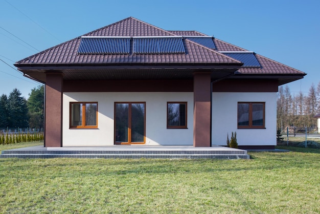 Una casa con un gran panel solar en el techo.