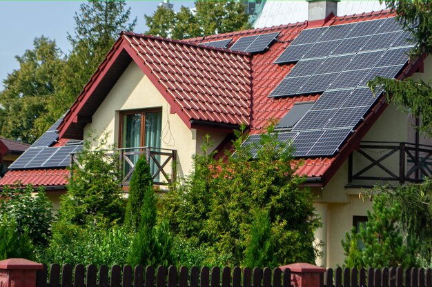 Casa de granja histórica con paneles solares modernos