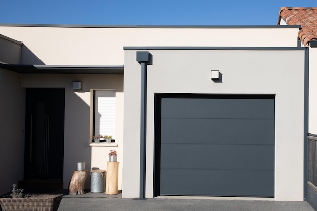 Casa gris moderna con portal de puerta de garaje gris de la casa nueva del suburbio