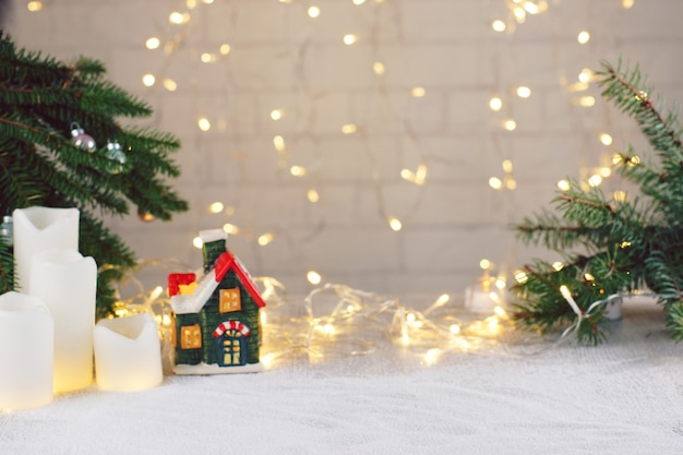 Casa de guirnaldas de ramas de abeto como atributos de navidad y año nuevo.