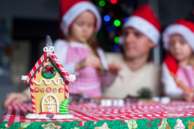 Foto casa de hadas de pan de jengibre decorada con caramelos de colores