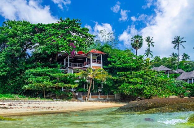 Casa en la hermosa playa tropical en la isla de Tailandia Koh Samui