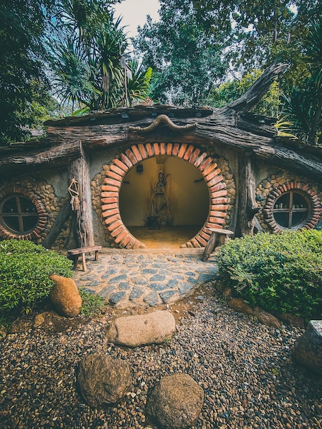 Foto casa hobbit na floresta de chiang mai tailândia