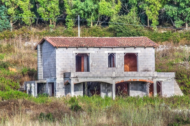 Casa inacabada en el campo en un día despejado