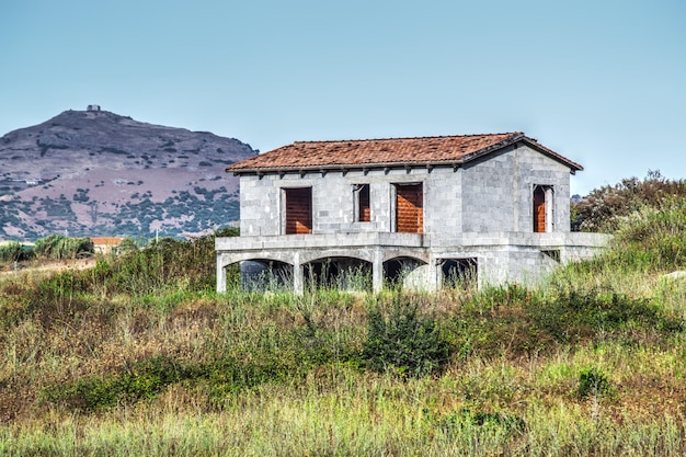 Casa inacabada no campo em um dia claro