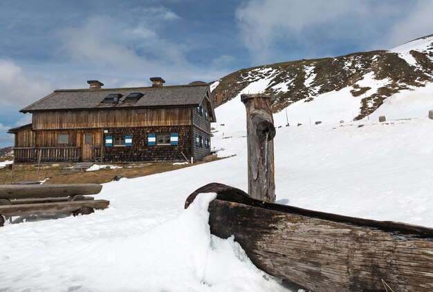 Casa en invierno en los Alpes Austria