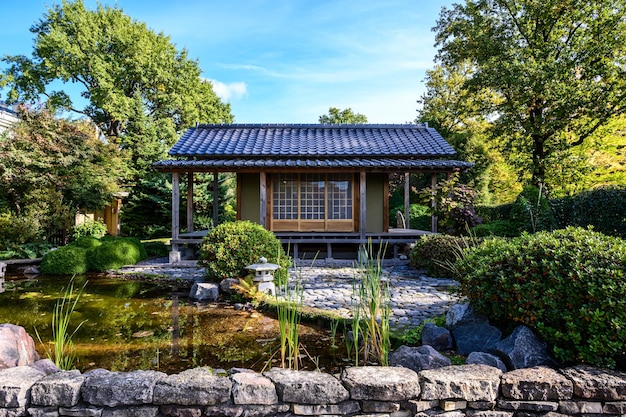 Casa japonesa Parque botánico del jardín japonés a principios de otoño Día soleado de otoño