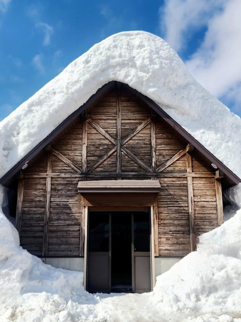 Foto casa japonesa tradicional enterrada na neve profunda