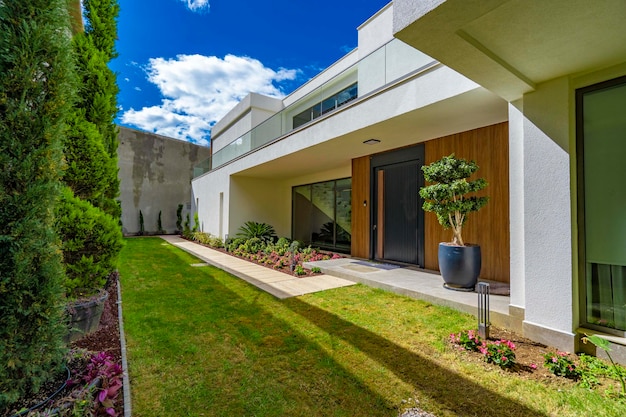 Una casa con un jardín al frente