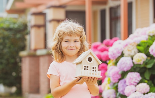 Casa de juguete casa familiar Bienes raíces vivienda atención domiciliaria concepto de cuidado diurno familiar
