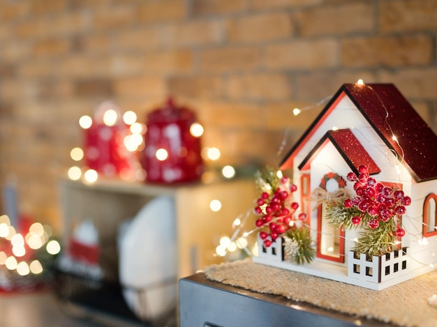 Casa de juguete de madera y luces navideñas