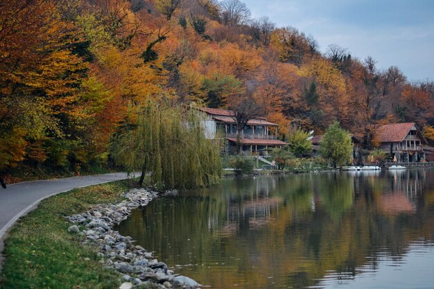 Casa junto al lago en otoño, carril bici cerca del lago