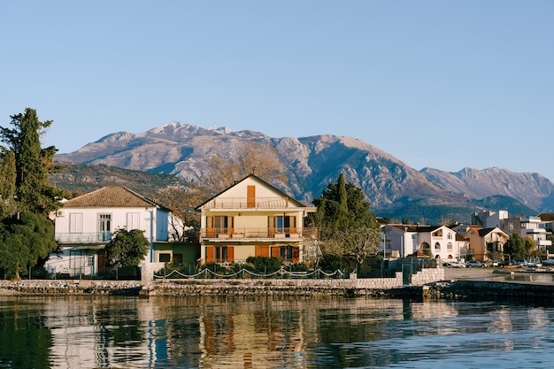 Una casa junto al mar una casa de tres pisos a orillas de la bahía de kotor en la ciudad de tivat