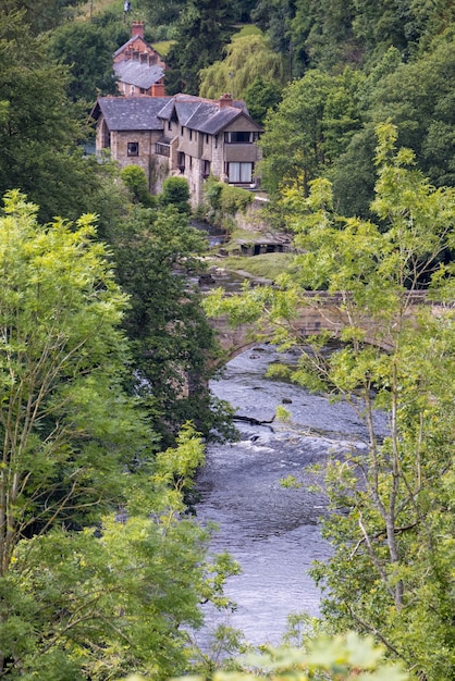 Casa junto al río Dee, cerca del acueducto Pontcysyllte, Froncysyllte, Wrexham, Gales, Reino Unido