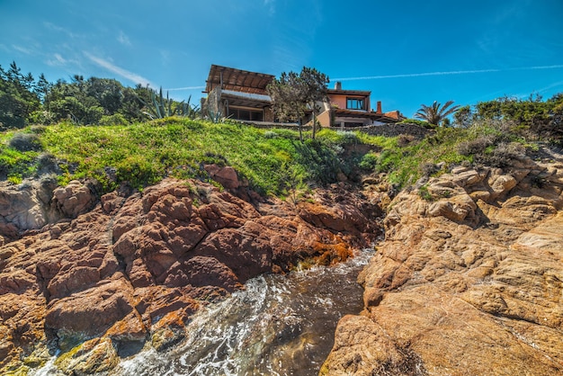 Casa junto a una costa rocosa en Cerdeña