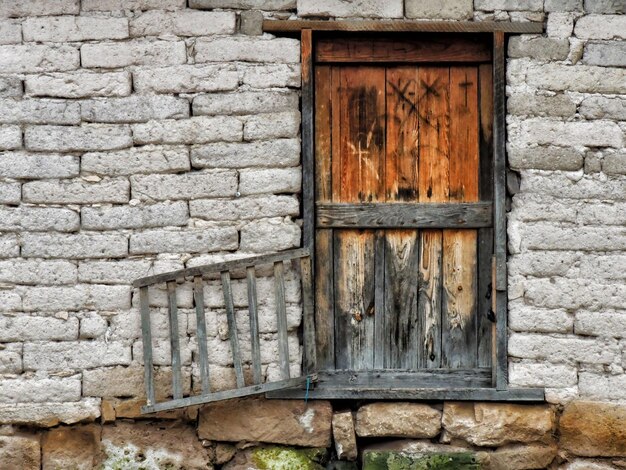 Foto casa junto a la cueva de san sebastián en creel chihuahua, méxico