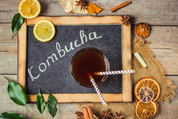 Casa Kombuchá com limão. foco seletivo. Bebida.