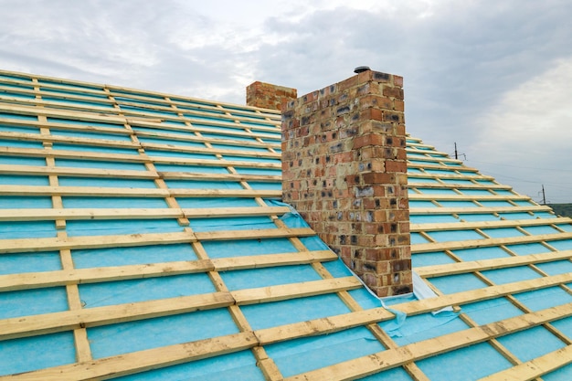 Casa de ladrillo con techo de madera en construcción