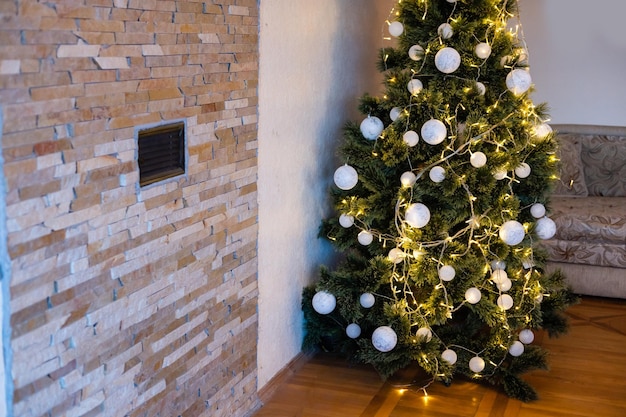 Casa lindamente decorada com uma árvore e presentes no natal