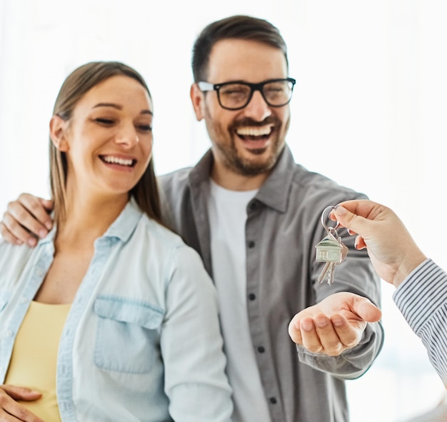 Foto casa de llave pareja feliz hogar joven nueva inversión madre embarazada embarazo bienes raíces apartamento de tenencia compra amor vientre agente