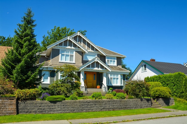 Casa de lujo en un día soleado en Canadá