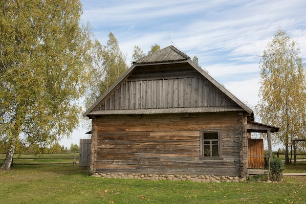 Casa de madera abandonada en un pueblo muerto. Otoño de oro. Arquitectura rústica antigua. Foto de alta calidad