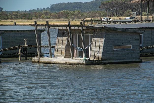 Casa de madera en el agua de un lago en Maldonado Uruguay