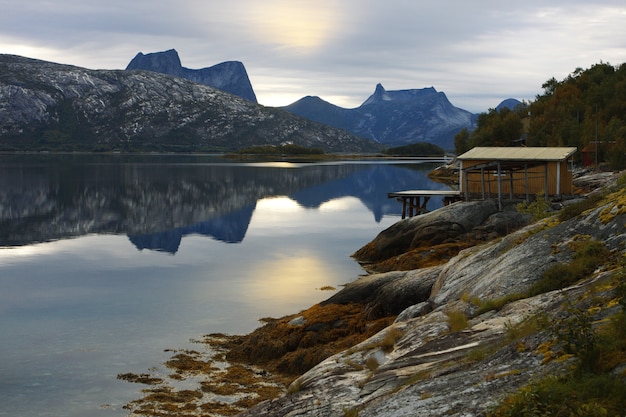 Casa de madera en el archipiélago de Lofoten, Noruega