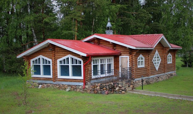 Casa de madera borrosa con hermosa vista rodeada de árboles.