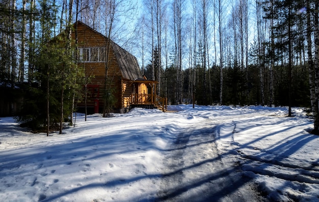 Casa de madera en el bosque ruso