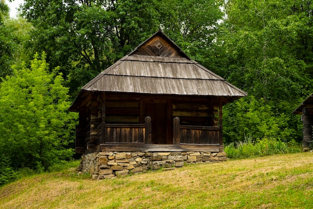 Casa de madera en el bosque.