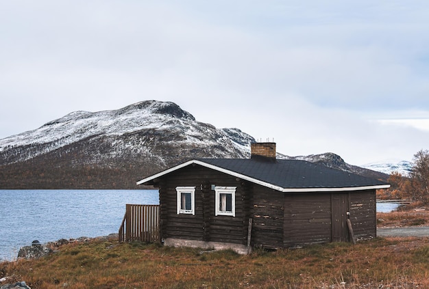 Casa de madera en la costa del lago en Finlandia Laponia