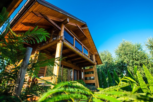 Casa de madera de dos pisos en la naturaleza primaveral.