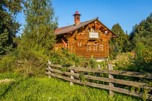 Casa de madera, un ejemplo de la arquitectura rusa antigua El pueblo de Svyatogorovo Dmitrov