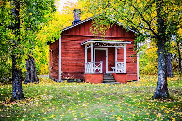Foto casa de madera escandinava en la ciudad de kaukajarvi, tampere, finlandia