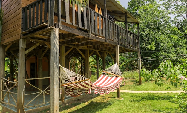 Casa de madera con hamaca, paraíso tropical