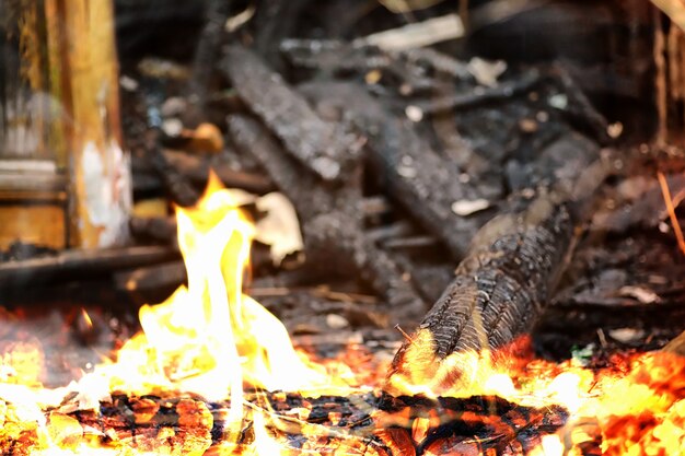 Casa de madera tras el incendio. Carbones en los troncos. Las cenizas de la casa del fuego. Cabaña destruida quemada.