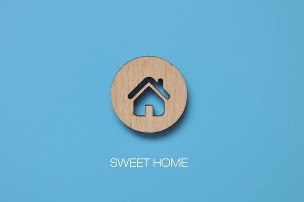 Una casa de madera y la inscripción: dulce hogar. Un símbolo de amor por el hogar nativo.