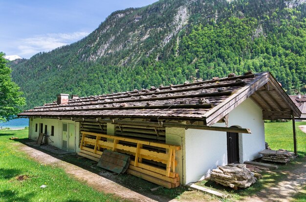 Casa de madera en el lago Konigssee