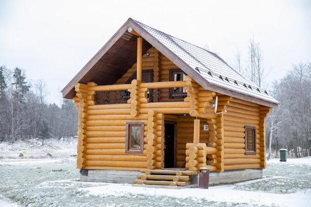 Casa de madera de madera en la naturaleza en invierno.