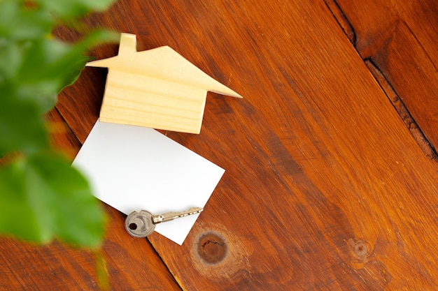 Casa de madera modelo miniatura y llaves de la casa